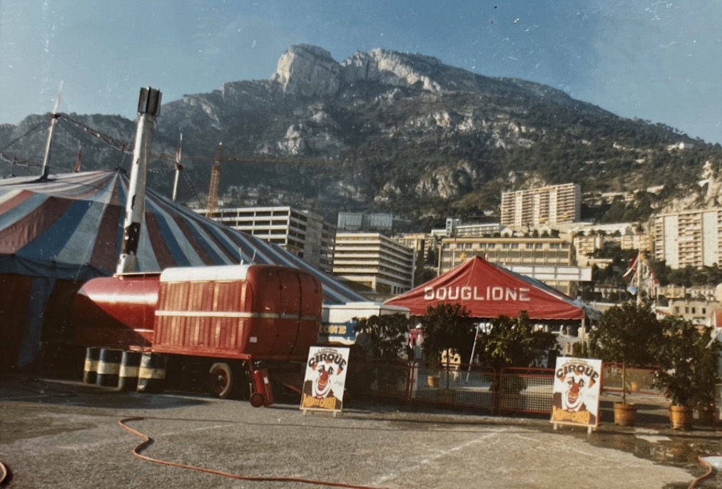 Chapiteau Bouglione rayé bleu et rouge à Monte-Carlo, au pied du rocher, en 1974