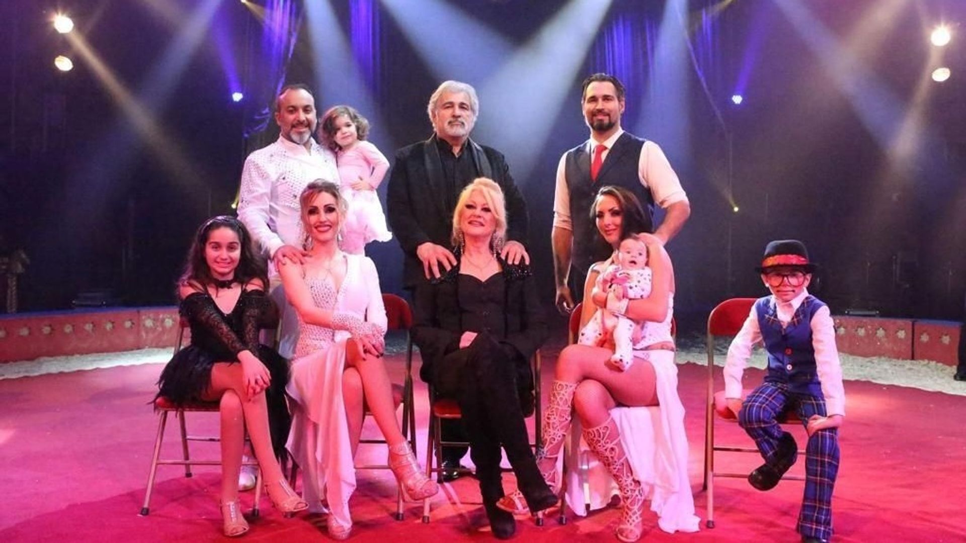 La famille Bouglione réunie sur la piste, plusieurs générations ensemble