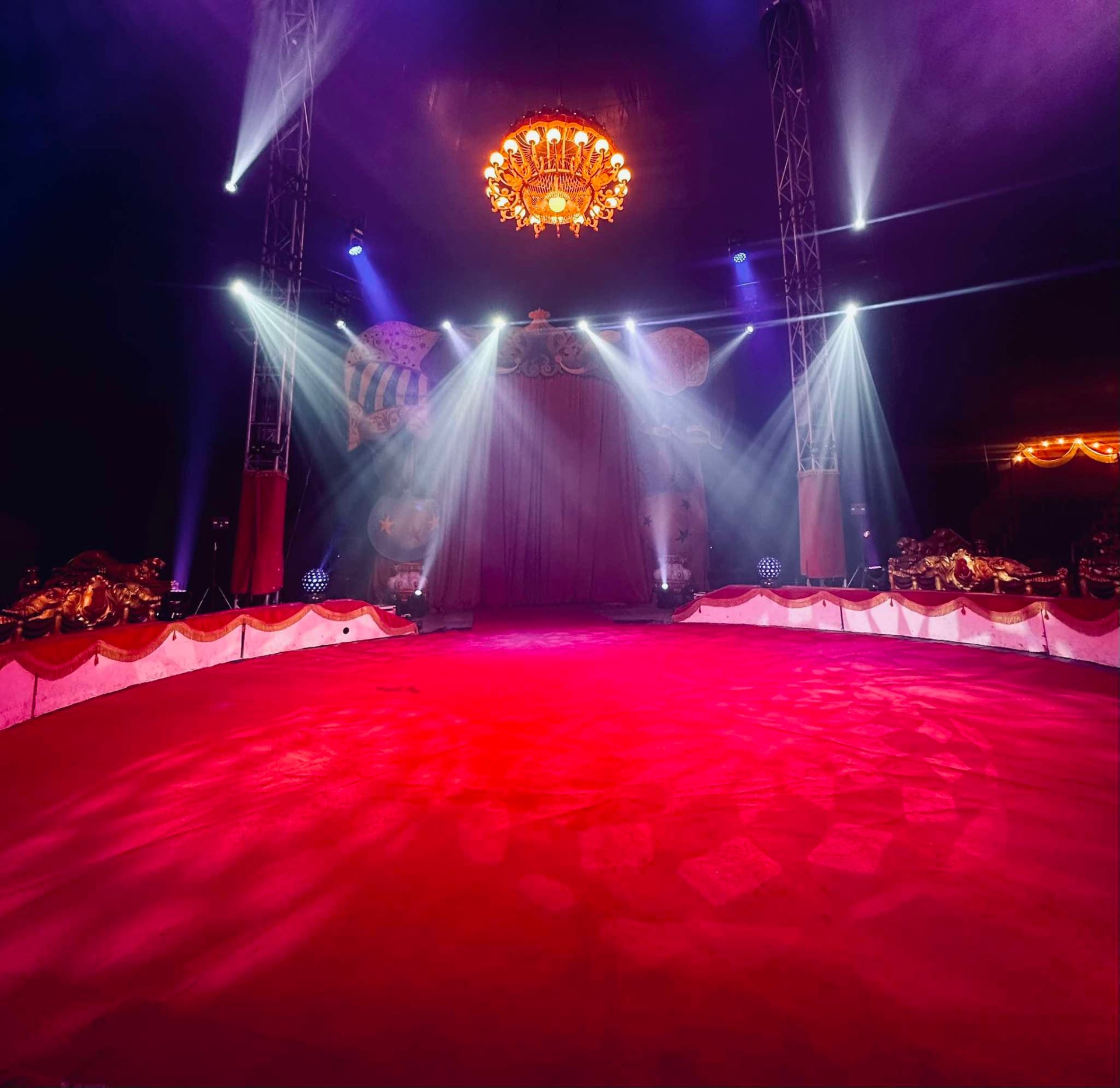 Piste rouge illuminée avant le début du spectacle