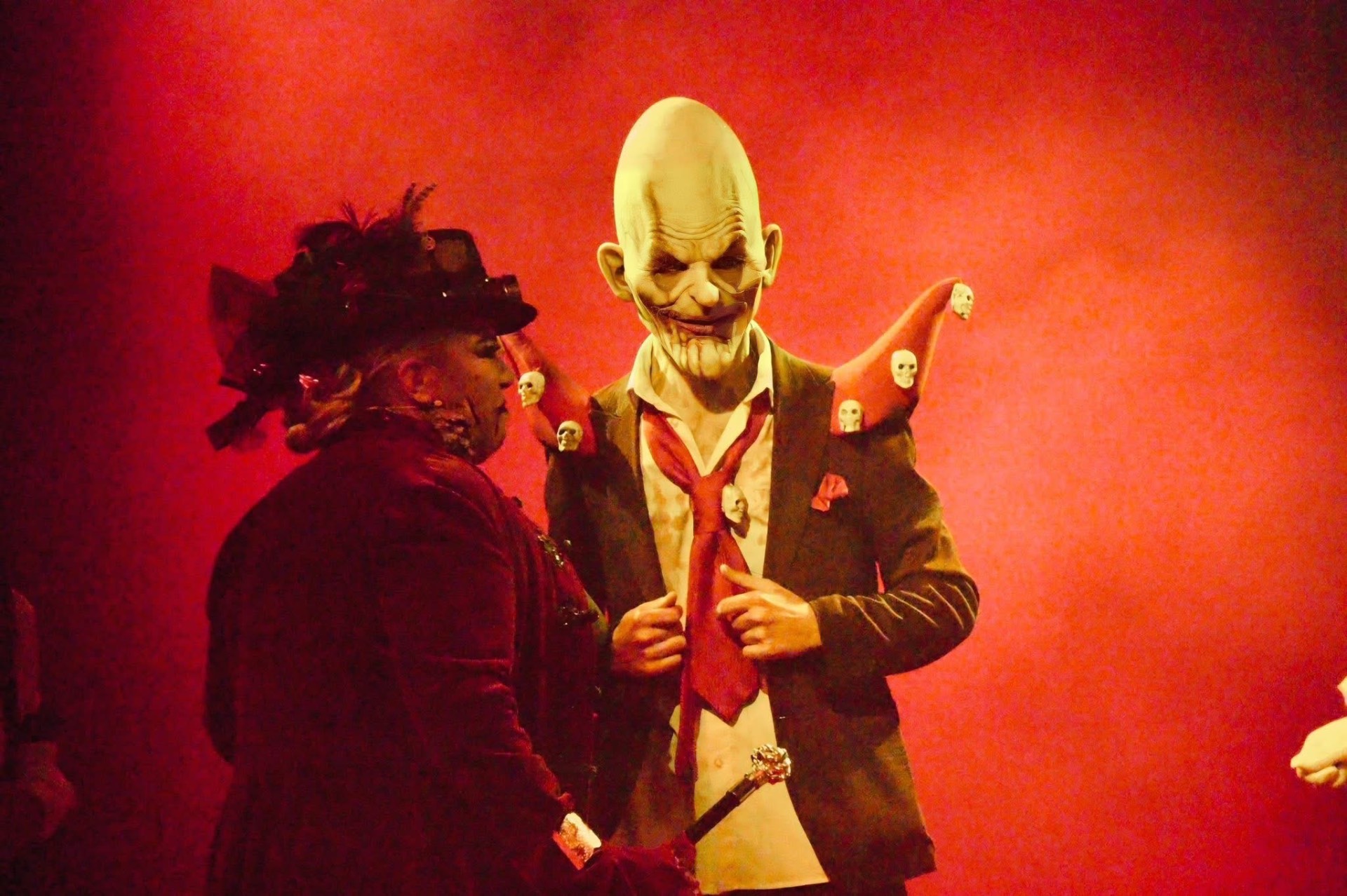 Le maître de cérémonie masqué au milieu des personnages du Horror Circus