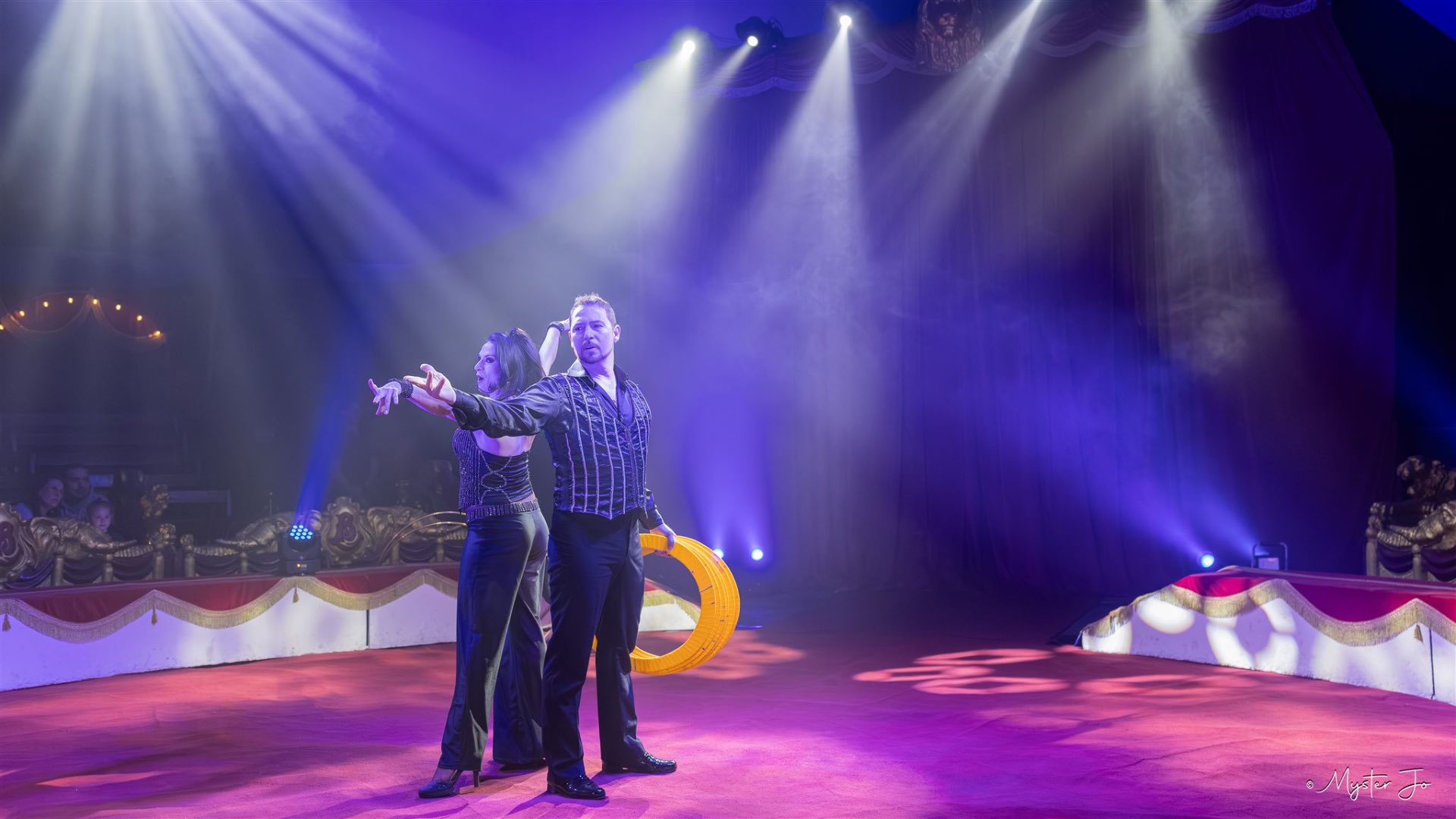 Ruth et Ivano Jarz sur la piste avec un grand cerceau jaune