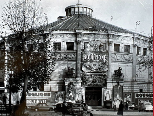 Façade du Cirque d'Hiver de Paris ornée des affiches Bouglione