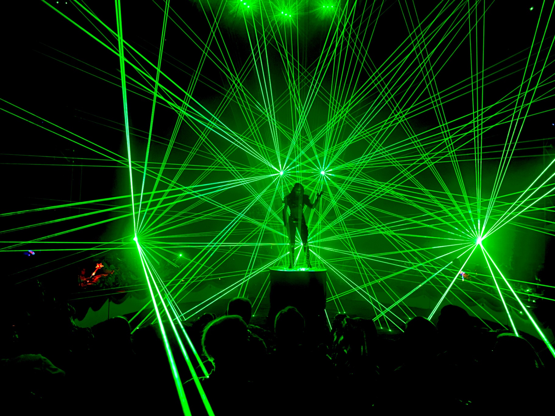 Ofelia au centre d'une cage de faisceaux laser verts