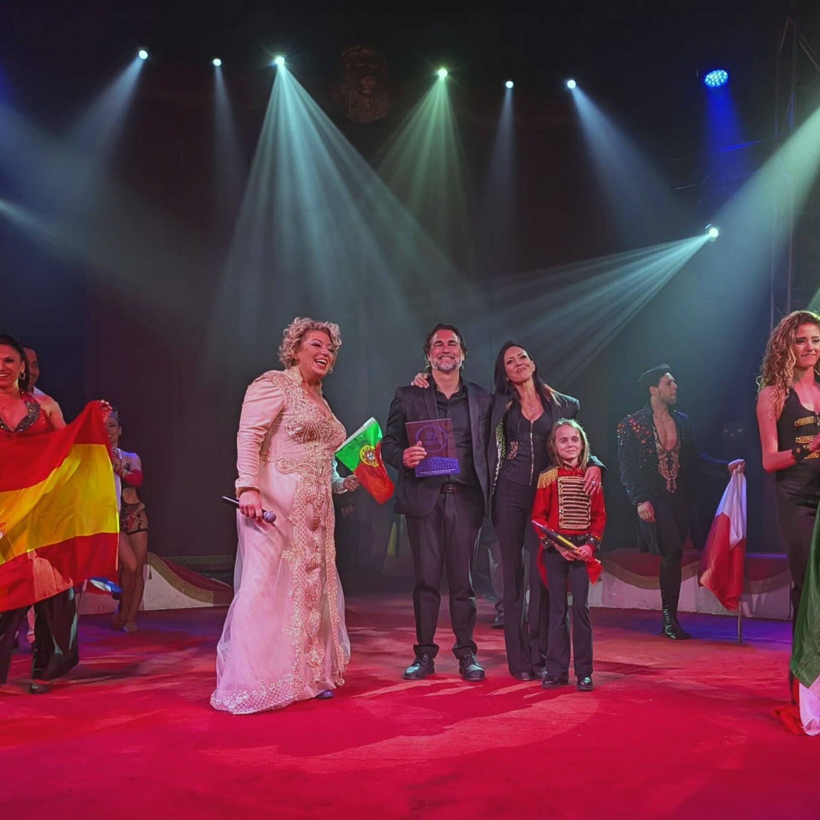 Nicolas Bouglione et sa famille recevant une distinction sur la piste, drapeaux à l'appui