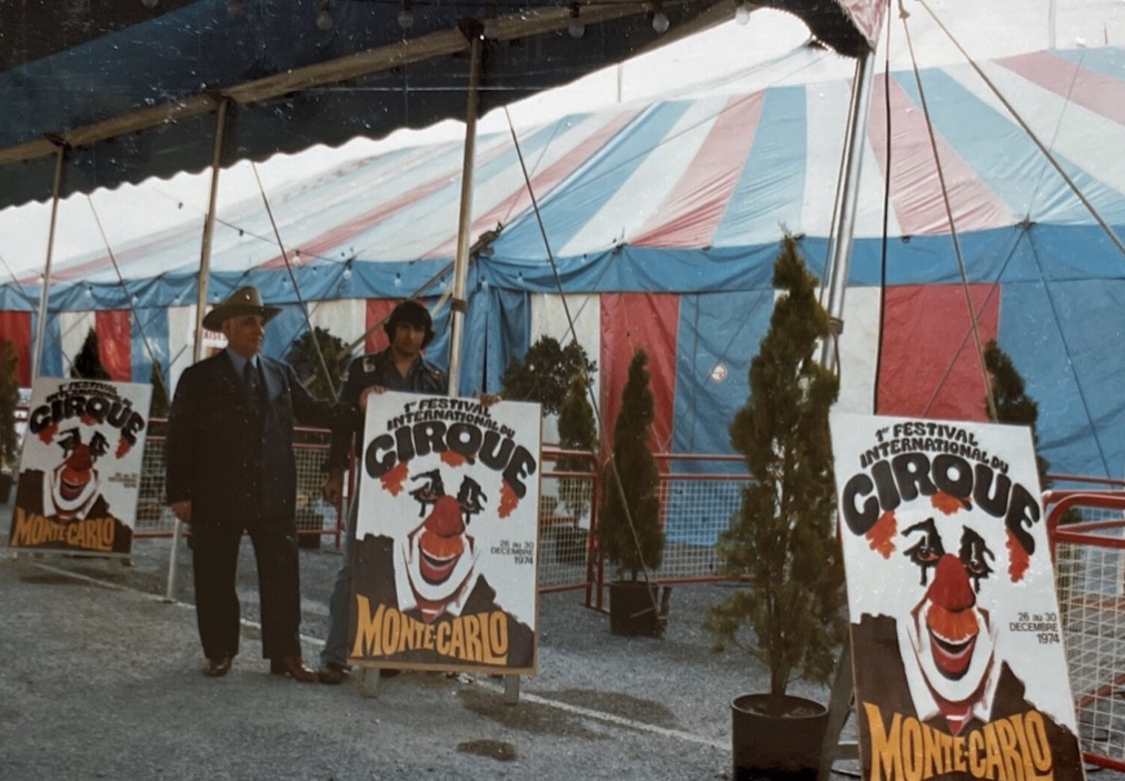 Firmin et Alexandre Bouglione devant les affiches du 1er Festival international du cirque de Monte-Carlo