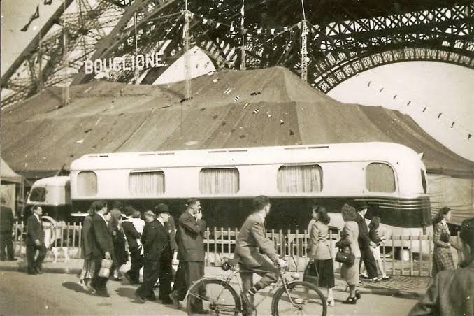 Chapiteau Bouglione dressé sous la tour Eiffel à Paris